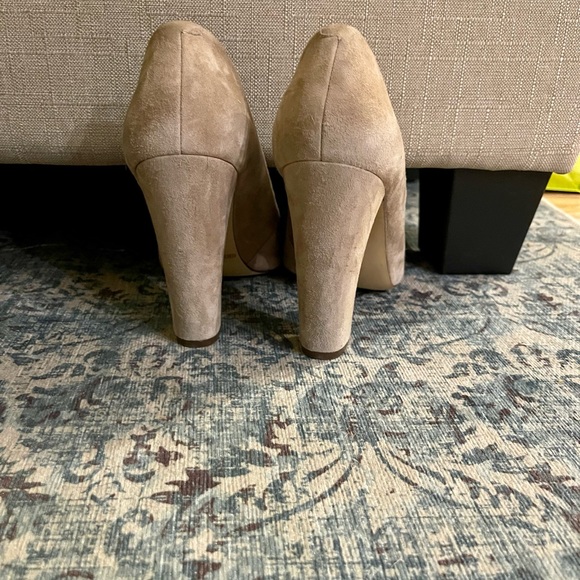 GENTLY WORN BCBGeneration BEIGE SUEDE Heels - Picture 3 of 8